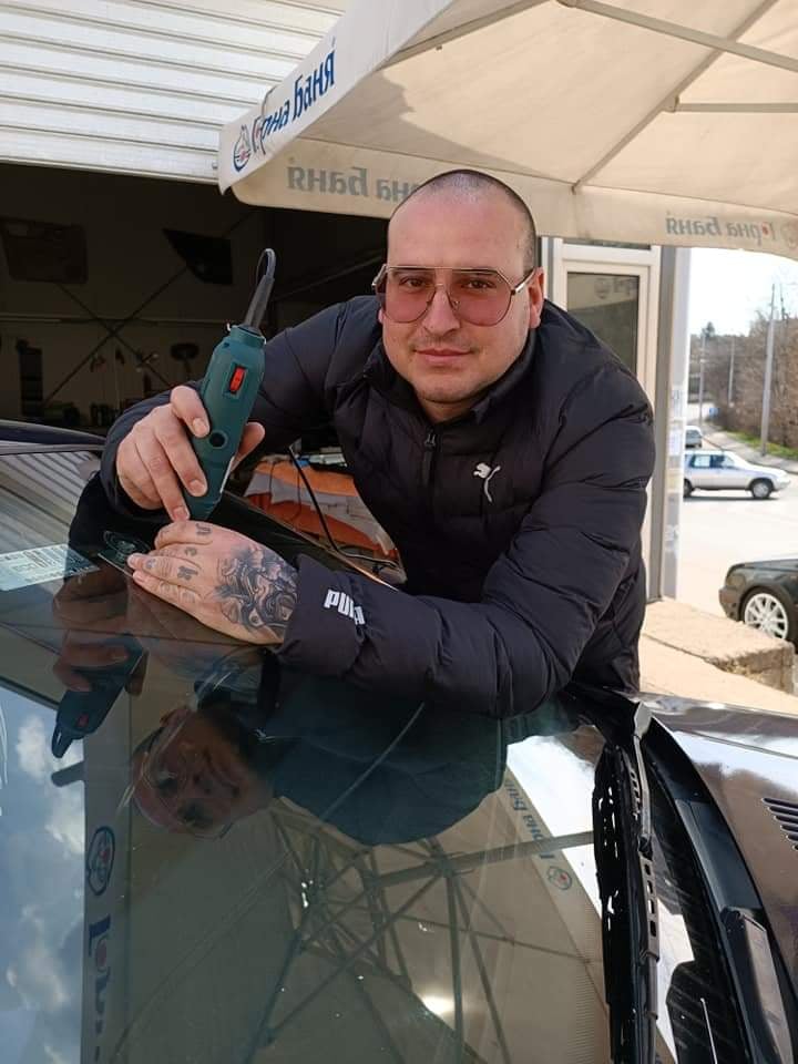 Възстановява спукани автостъкла СОФИЯ